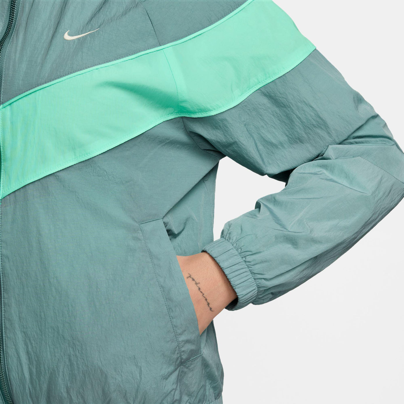 Nike Windrunner Women's Loose UV Woven Full-Zip Jacket Cannon